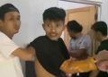 Suami aniaya istri hingga tewas, Polisi amankan pelaku IS (baju hitam), di kawasan perumahan Rezki Permai, Ranomeeto, Konawe Selatan, Sabtu (30/5/2026). (Foto: istimewa).