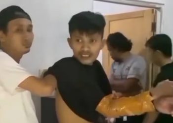 Suami aniaya istri hingga tewas, Polisi amankan pelaku IS (baju hitam), di kawasan perumahan Rezki Permai, Ranomeeto, Konawe Selatan, Sabtu (30/5/2026). (Foto: istimewa).