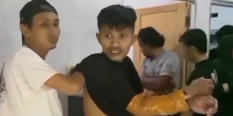 Suami aniaya istri hingga tewas, Polisi amankan pelaku IS (baju hitam), di kawasan perumahan Rezki Permai, Ranomeeto, Konawe Selatan, Sabtu (30/5/2026). (Foto: istimewa).