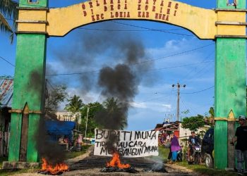 Warga blokir jalan akses menuju kawasan wisata di perbatasan Desa Mantobua dan Desa Korihi, Kabupaten Muna, Sulawesi Tenggara (Sultra), Rabu (27/5/2026). (Foto: Istimewa)