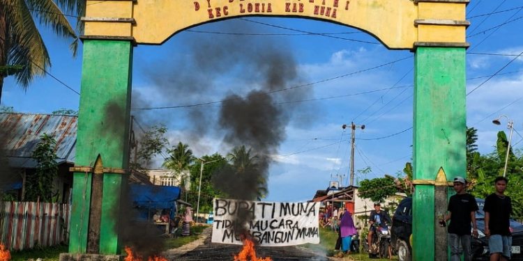 Warga blokir jalan akses menuju kawasan wisata di perbatasan Desa Mantobua dan Desa Korihi, Kabupaten Muna, Sulawesi Tenggara (Sultra), Rabu (27/5/2026). (Foto: Istimewa)