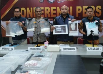 Konferensi pers pengungkapan dua kasus narkoba dengan barang bukti 3 kilo sabu dan tersangka 2 orang di Aula Ditresnarkoba Polda Sultra, Jumat (19/6/2026). (Foto: Istimewa)