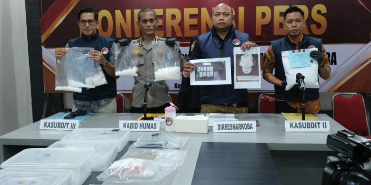 Konferensi pers pengungkapan dua kasus narkoba dengan barang bukti 3 kilo sabu dan tersangka 2 orang di Aula Ditresnarkoba Polda Sultra, Jumat (19/6/2026). (Foto: Istimewa)