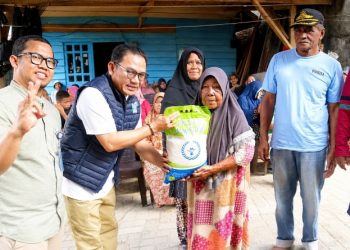 Anggota DPR RI Jaelani Bagikan Bantuan Pangan ke Warga Kendari. (Foto: Istimewa)