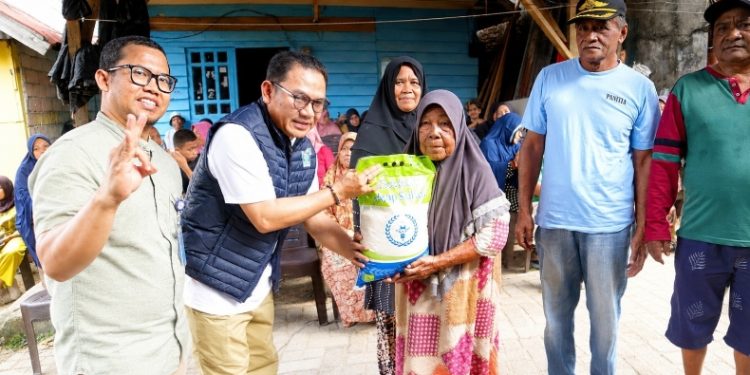 Anggota DPR RI Jaelani Bagikan Bantuan Pangan ke Warga Kendari. (Foto: Istimewa)