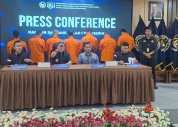 Imigrasi Kendari Amankan 7 WNA Tiongkok yang akan Diselundupkan ke Australia, Jumat (12/6/2026). (Foto: Istimewa)