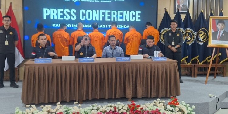 Imigrasi Kendari Amankan 7 WNA Tiongkok yang akan Diselundupkan ke Australia, Jumat (12/6/2026). (Foto: Istimewa)