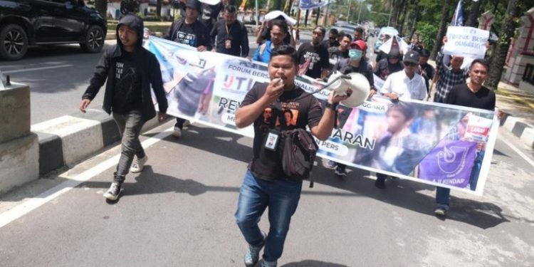 Jurnalis Diserang Doxing Setelah Beritakan Dugaan KDRT Wali Kota Kendari, Polisi Diminta Usut Tuntas. (Foto: Dok Istimewa)