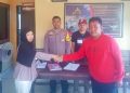 Kasus Pencurian sarung tenun di Masalili Muna, Korban (kiri) dan Pelaku (Kanan) sepakat berdamai di Polsek Kontunaga, Jumat (5/6/2026). (Foto: Istimewa).