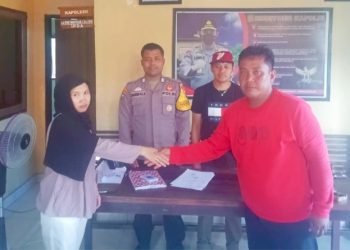 Kasus Pencurian sarung tenun di Masalili Muna, Korban (kiri) dan Pelaku (Kanan) sepakat berdamai di Polsek Kontunaga, Jumat (5/6/2026). (Foto: Istimewa).