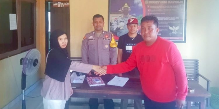 Kasus Pencurian sarung tenun di Masalili Muna, Korban (kiri) dan Pelaku (Kanan) sepakat berdamai di Polsek Kontunaga, Jumat (5/6/2026). (Foto: Istimewa).