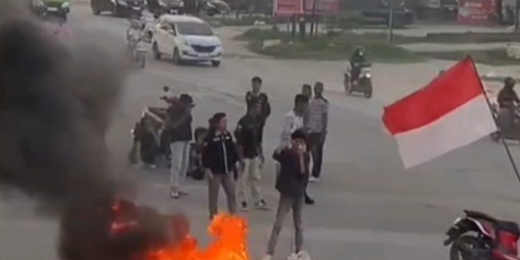 Mahasiswa Berunjuk Rasa di Bundaran Tank Kendari Tolak Kenaikan Harga BBM, Rabu (10/6/2026) sore. (Foto: Istimewa)
