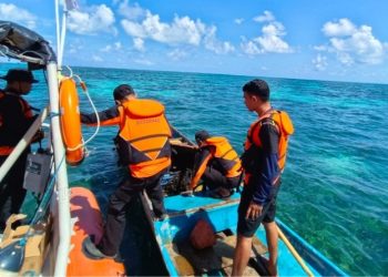 Nelayan di Wakatobi Laode Gela (41) Terombang-ambing di Laut akibat Mesin Rusak Dievakuasi Tim SAR, Senin (1/6/2026). (Foto: Istimewa)