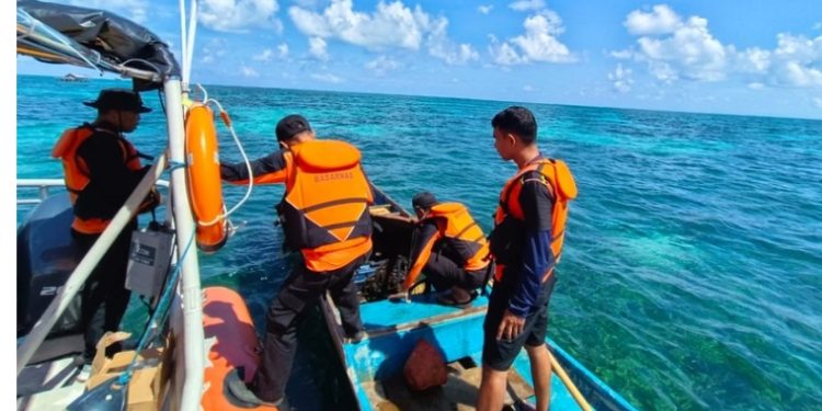 Nelayan di Wakatobi Laode Gela (41) Terombang-ambing di Laut akibat Mesin Rusak Dievakuasi Tim SAR, Senin (1/6/2026). (Foto: Istimewa)