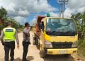 Personel Satlantas Polresta Kendari Tertibkan Truk Proyek Perumahan yang Resahkan Warga Jalan KS Tubun Baruga, Kamis (4/6/2026). (Foto: Istimewa)