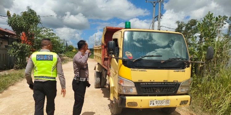 Personel Satlantas Polresta Kendari Tertibkan Truk Proyek Perumahan yang Resahkan Warga Jalan KS Tubun Baruga, Kamis (4/6/2026). (Foto: Istimewa)
