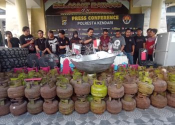 Polresta Kendari Sita 127 Tabung Elpiji 3 Kg dan Amankan 2 Orang Terduga Penimbun Elpiji Subsidi, Jumat (12/6/2026). (Foto: Husni Mubarak)