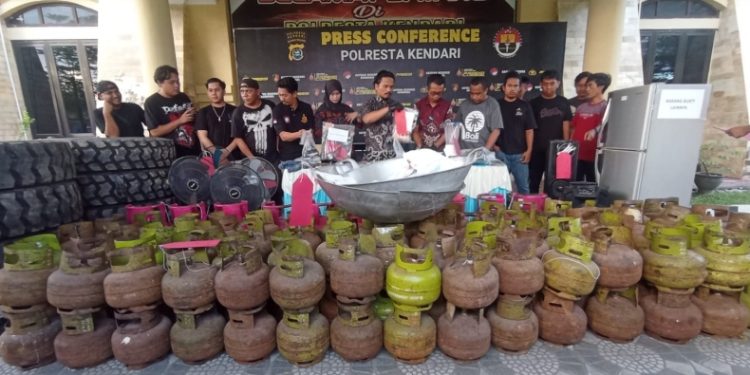 Polresta Kendari Sita 127 Tabung Elpiji 3 Kg dan Amankan 2 Orang Terduga Penimbun Elpiji Subsidi, Jumat (12/6/2026). (Foto: Husni Mubarak)