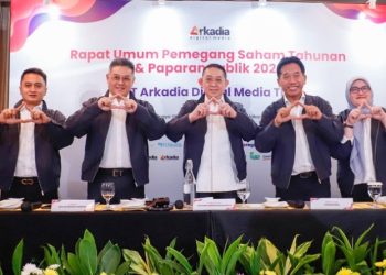 Jajaran Dewan Komisaris dan Direksi PT Arkadia Digital Media Tbk berpose seusai pelaksanaan Rapat Umum Pemegang Saham Tahunan (RUPST) Perseroan di Hotel Kimaya Slipi, Jakarta, Jumat (12/6/2026). (Foto: Istimewa)