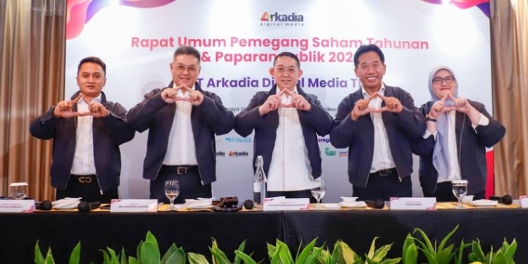 Jajaran Dewan Komisaris dan Direksi PT Arkadia Digital Media Tbk berpose seusai pelaksanaan Rapat Umum Pemegang Saham Tahunan (RUPST) Perseroan di Hotel Kimaya Slipi, Jakarta, Jumat (12/6/2026). (Foto: Istimewa)