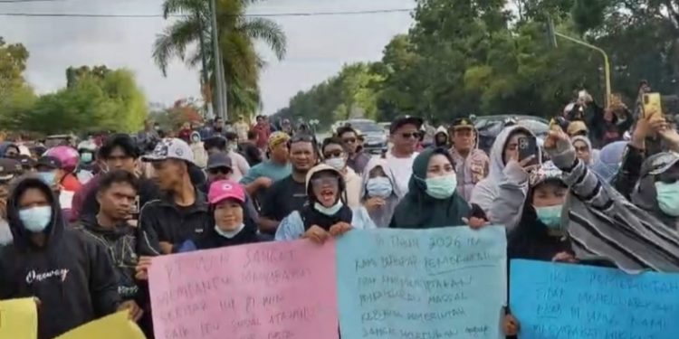 Ribuan Warga Lingkar Tambang Aksi Damai di PN Andoolo, Dukung PT WIN Tetap Beraktivitas, Senin (8/6/2026).