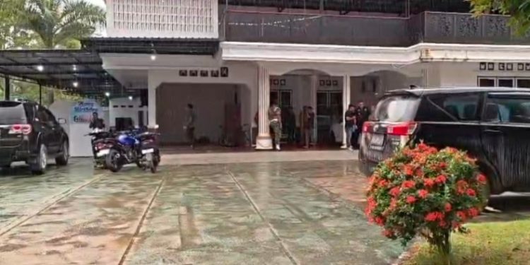 Rujab Wakil Bupati Kolaka dan Rumah Direktur Perusahaan Tambang PT Babarina Digeledah, Selasa (23/6/2026). (Foto: Istimewa)