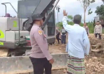 Viral Kakek Hasan Kembali Adang Ekskavator Beraktivitas di Lahan Puosu Jaya Konsel, Minggu (7/6/2026). (Foto: Istimewa)