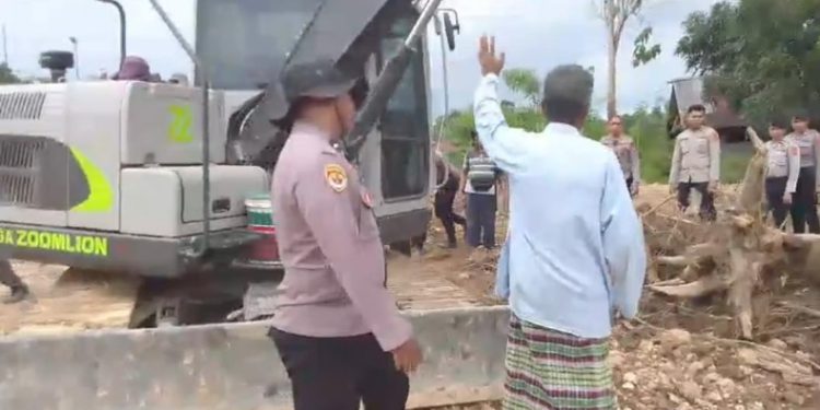 Viral Kakek Hasan Kembali Adang Ekskavator Beraktivitas di Lahan Puosu Jaya Konsel, Minggu (7/6/2026). (Foto: Istimewa)