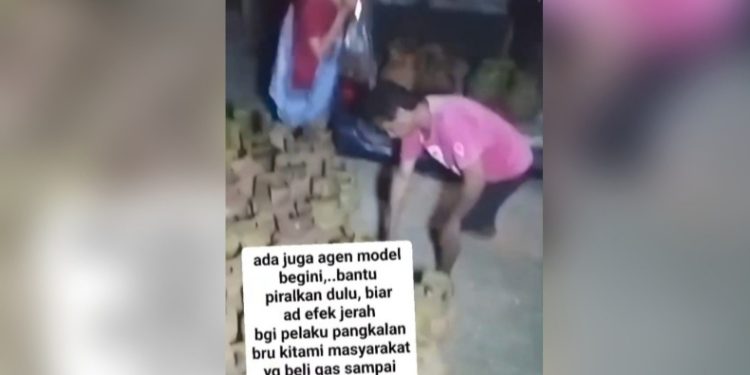 Viral Video Agen Elpiji di Mowila Konsel, Warga Keluhkan Sulit Dapat Elpiji 3 Kg. (Foto: Tangkapan layar video viral Facebook Yonif Ifatriya Dari Timur pada Jumat 5/6/2026)